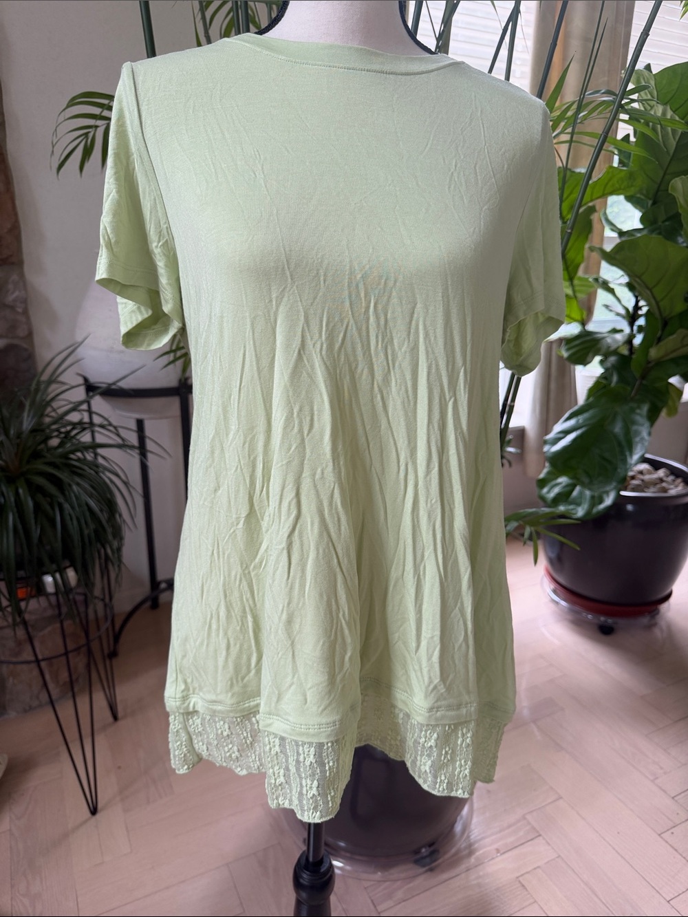 Women’s Light Green Lace-Hem Short Sleeve Tee